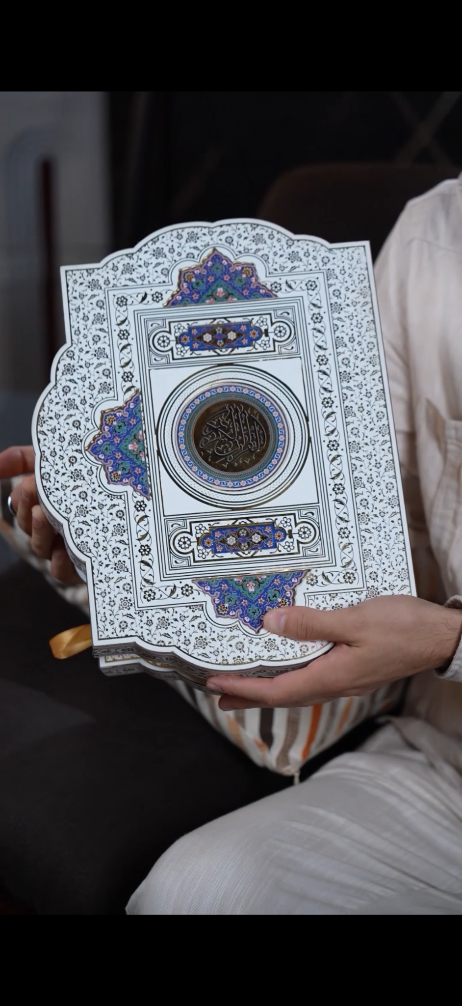 Masli Qur'on to'plami qo'lda